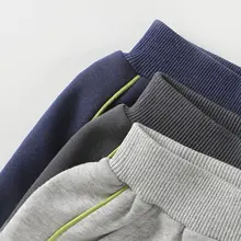 男児用スポーツパンツ【春秋用・快適な伸縮性・ロゴデザイン】
