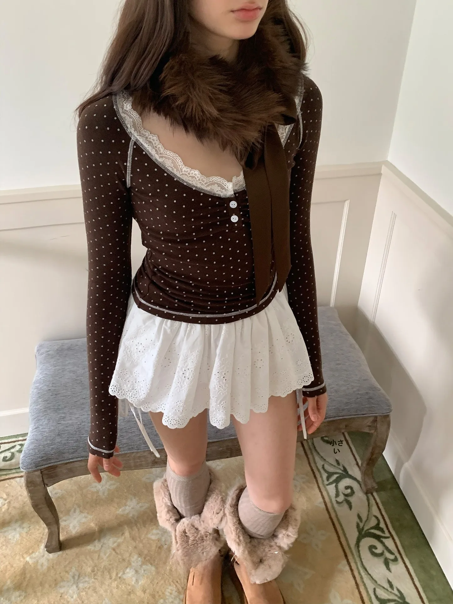 白色刺繍レース付きリボンデザインのポンポンスカートパンツ：少女風の日常着としての実用性と着回し可能性