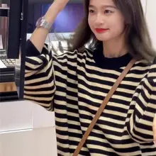 ストライプデザインのクルーネックニットトップス【レディース・長袖・秋冬用】