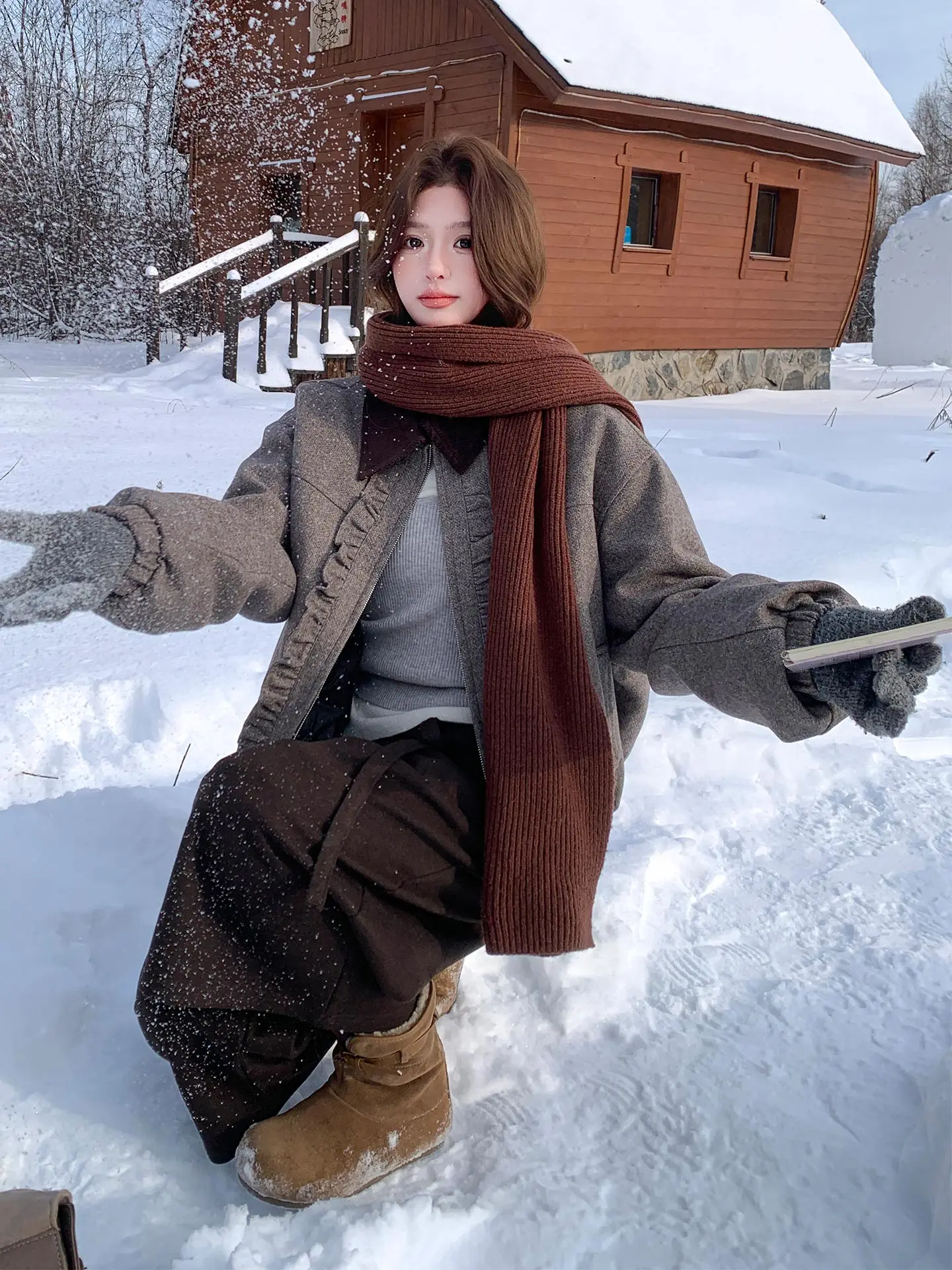 グレーのレト  ロなフリル付きキルティングウールコート：通勤シーンでの暖かさとスタイルのバランス