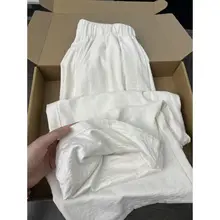 米白色のゆったりとしたワイドレッグパンツ【高級感・スタイル・女性用】
