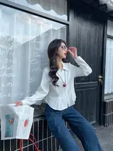 レトロデザインの長袖白シャツ【女性用・スリムフィット】