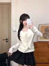 立体的な刻印デザインのVネック長袖Tシャツ【ドット柄・レース切り替え・ショート丈】（セットアップ対応）