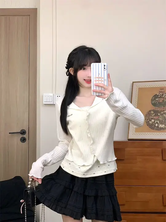 立体的な刻印デザインのVネック長袖Tシャツ【ドット柄・レース切り替え・ショート丈】（セットアップ対応）