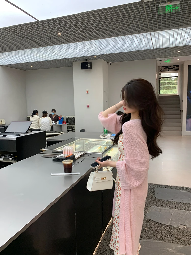 ピンクカーディガン コーデ 韓国風のシンプルスタイルとは？