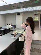 アウターとして便利！ピンクのニットカーディガン【秋向け・中長丈・薄手・キャミソールワンピース合わせ】