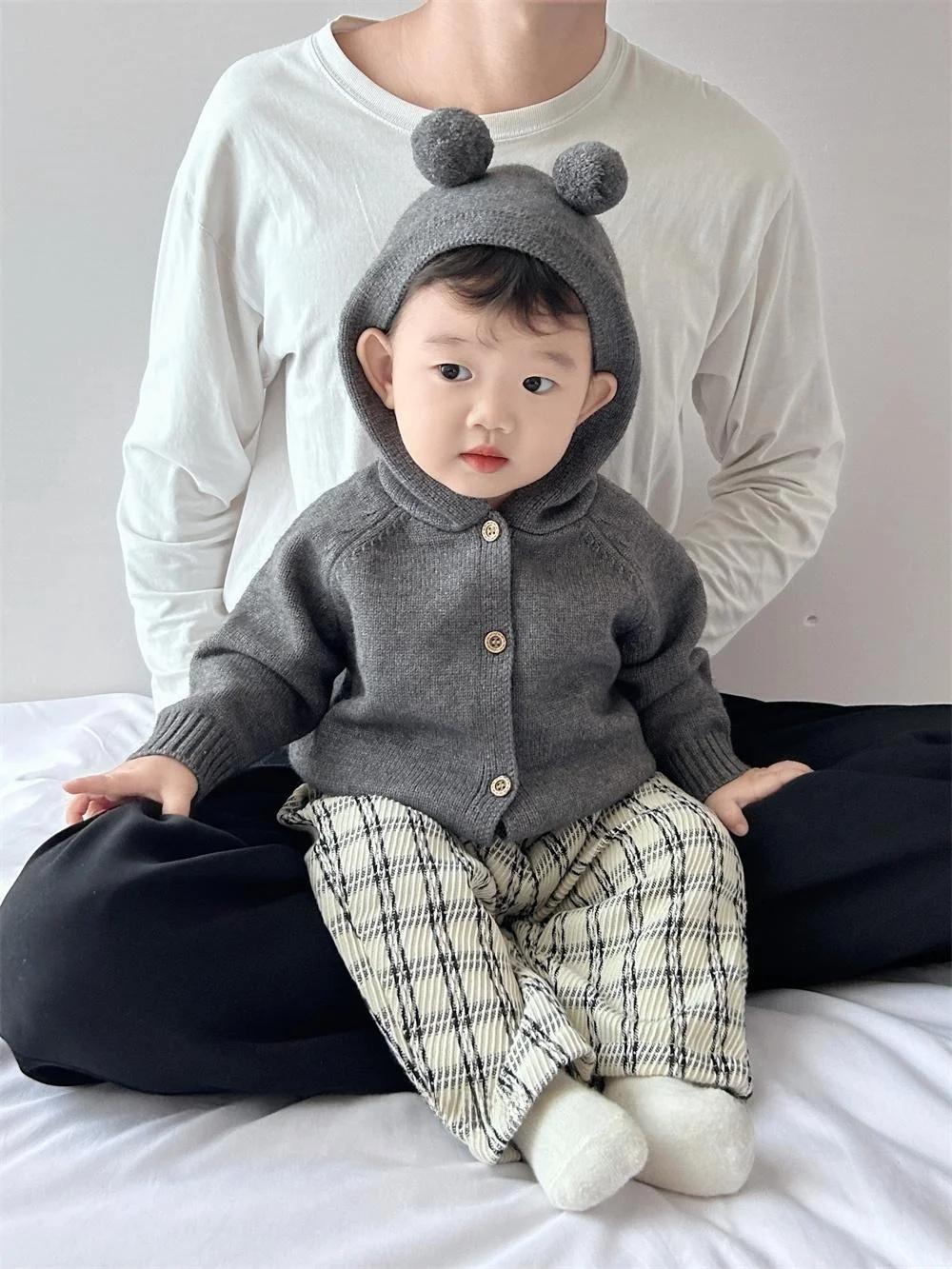 春用ベビーウェア：気温10度～20度の間で使えるニットフード付きカーディガンとチェックパンツの選び方