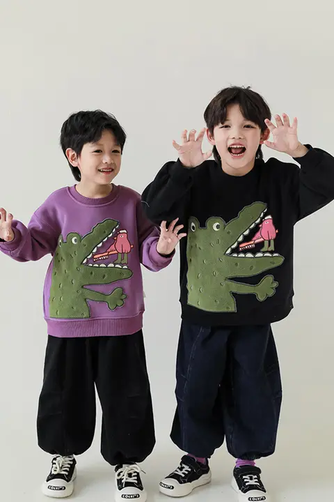 立体的なワニ刺繍が特徴のフリースカジュアルパーカー【男児用・冬季・ゆったりデザイン】