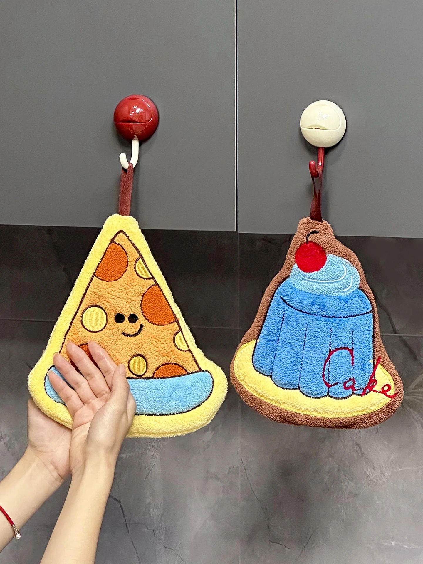 キッチンのタオル掛けにどんなデザインがおすすめ？可愛さと実用性のバランスを取るには