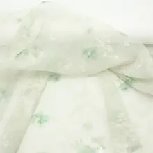 薄手透け感のあるグレーグリーンのバラ柄と小さな桜のジャカード天絲リネン生地（セットアップ対応）