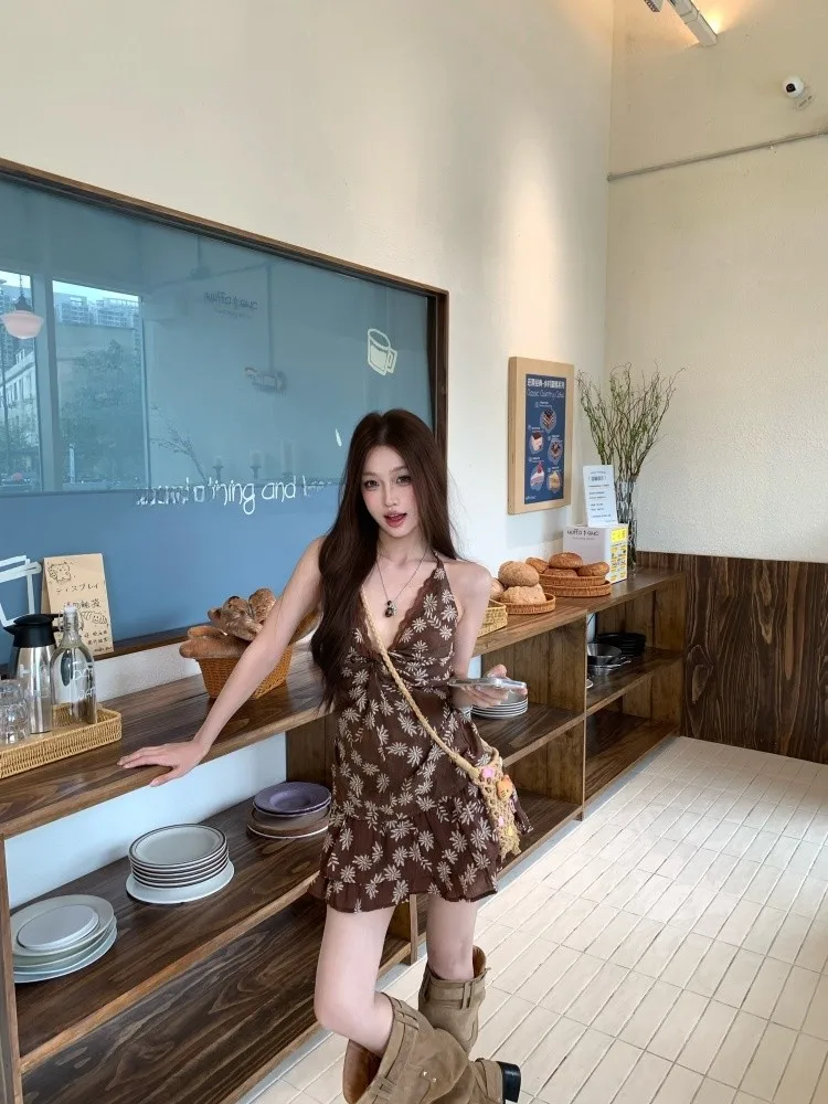 横浜デートでカジュアルに輝く、カフェスタイルのベストアイテムは？