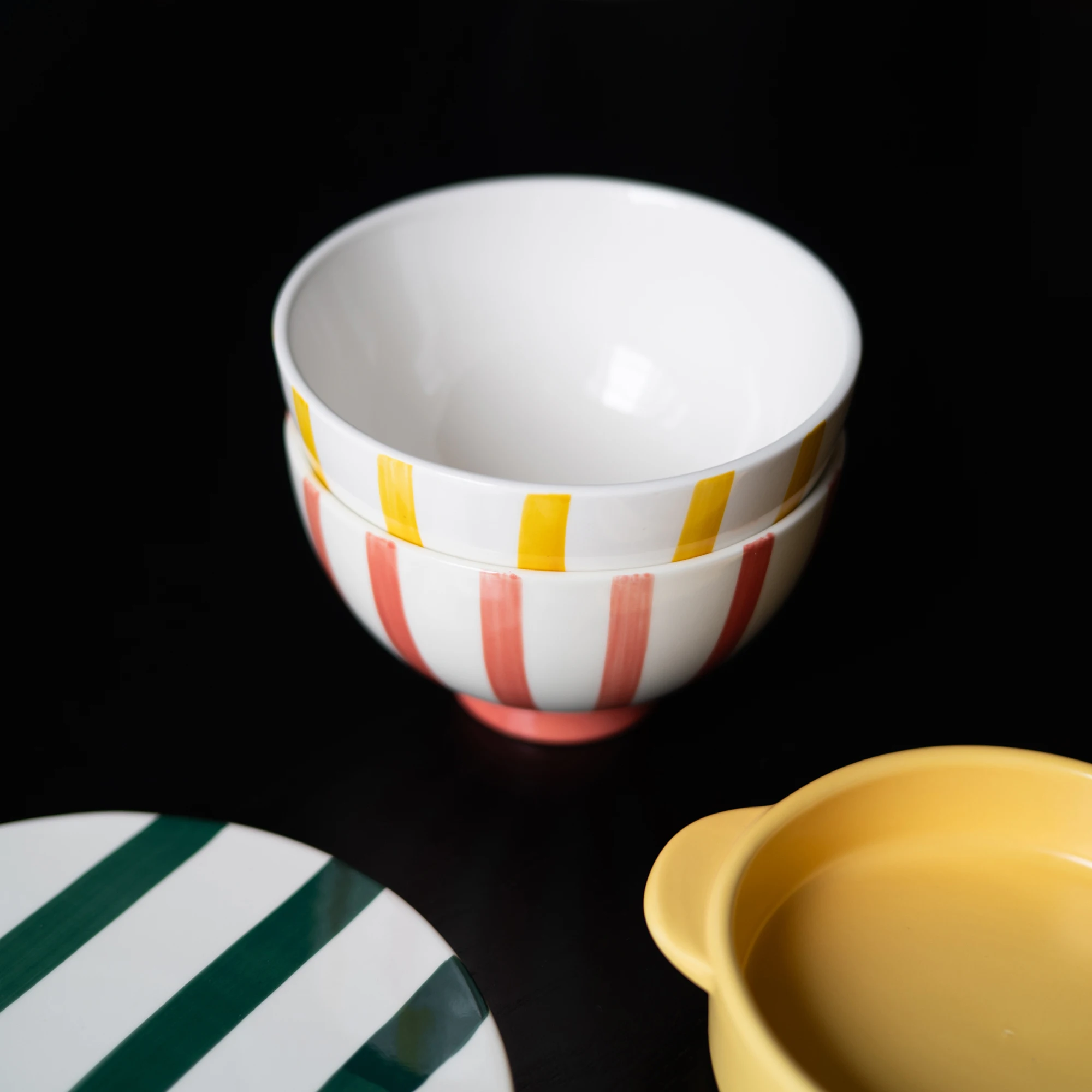 北欧風手描きラインプレート：一人暮らし向けの陶器デザート皿の実用性と使い勝手