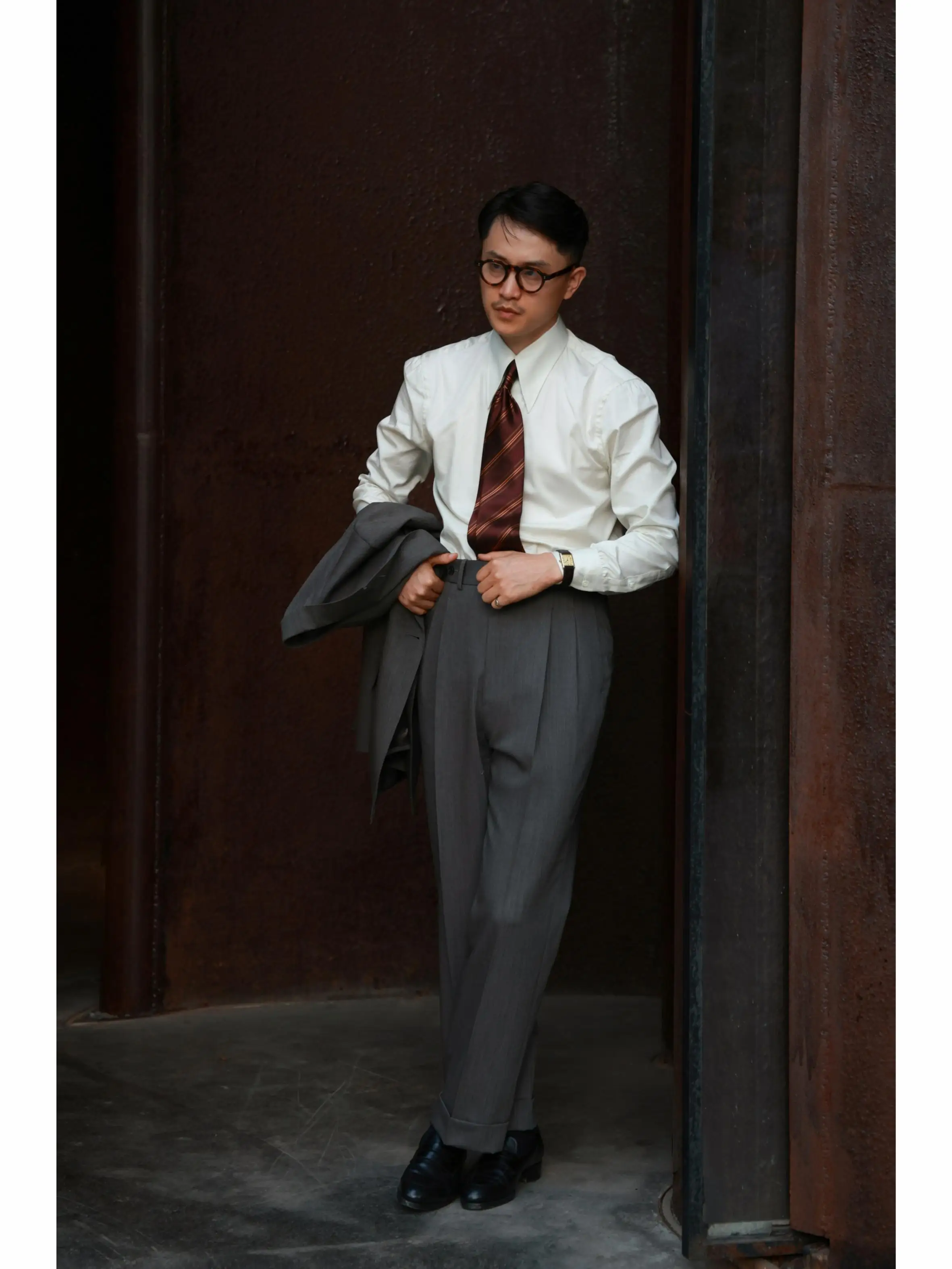 グレー 制服 は なぜ人気なのか？その本質を、1本のパンツで解き明かす