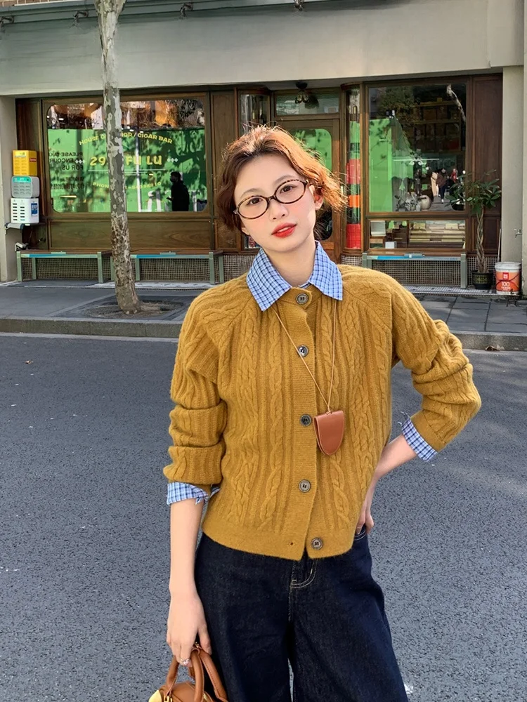 ニットの上にカーディガンを羽織るとき、どんなアイテムが本当に「着心地」を救うの？