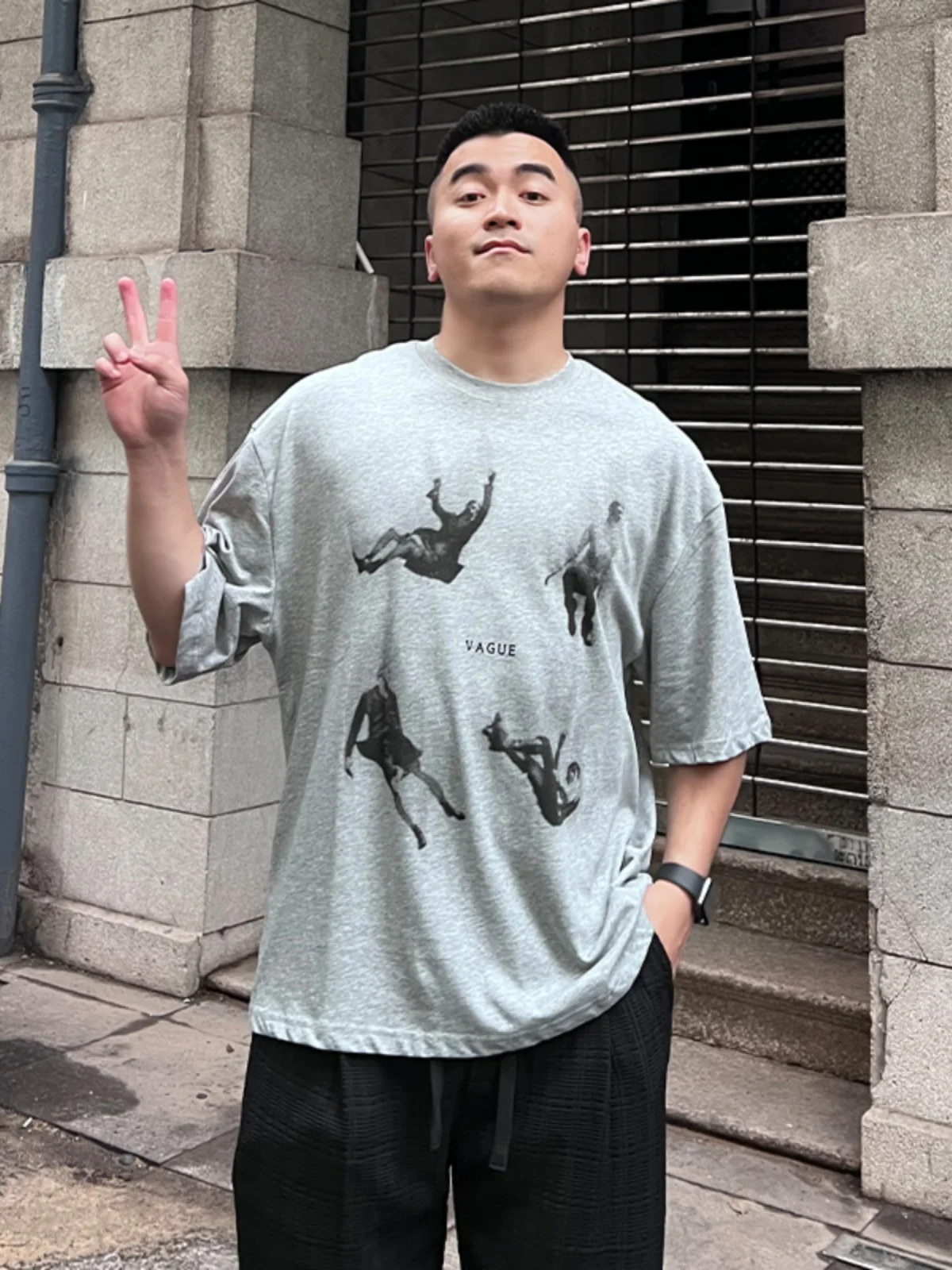 春コーデ メンズ | ルーズフィットアートプリントTシャツのデザインと着心地の実態