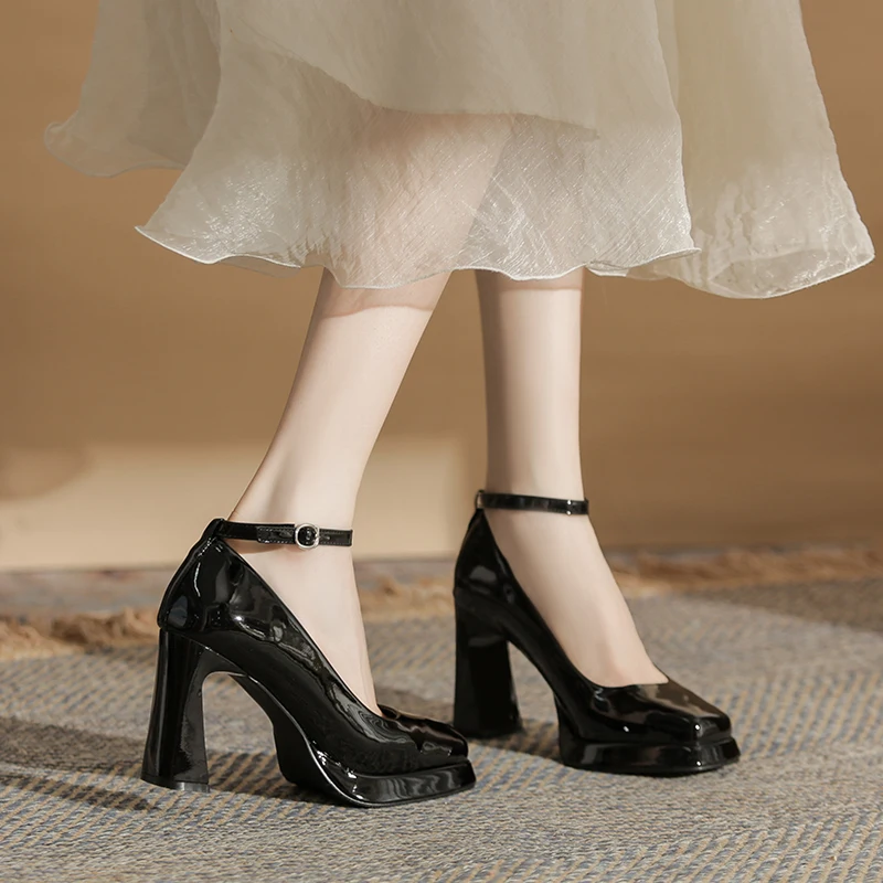 高ヒールパンプスを選ぶときに迷うのは、本当に足にやさしいのか？