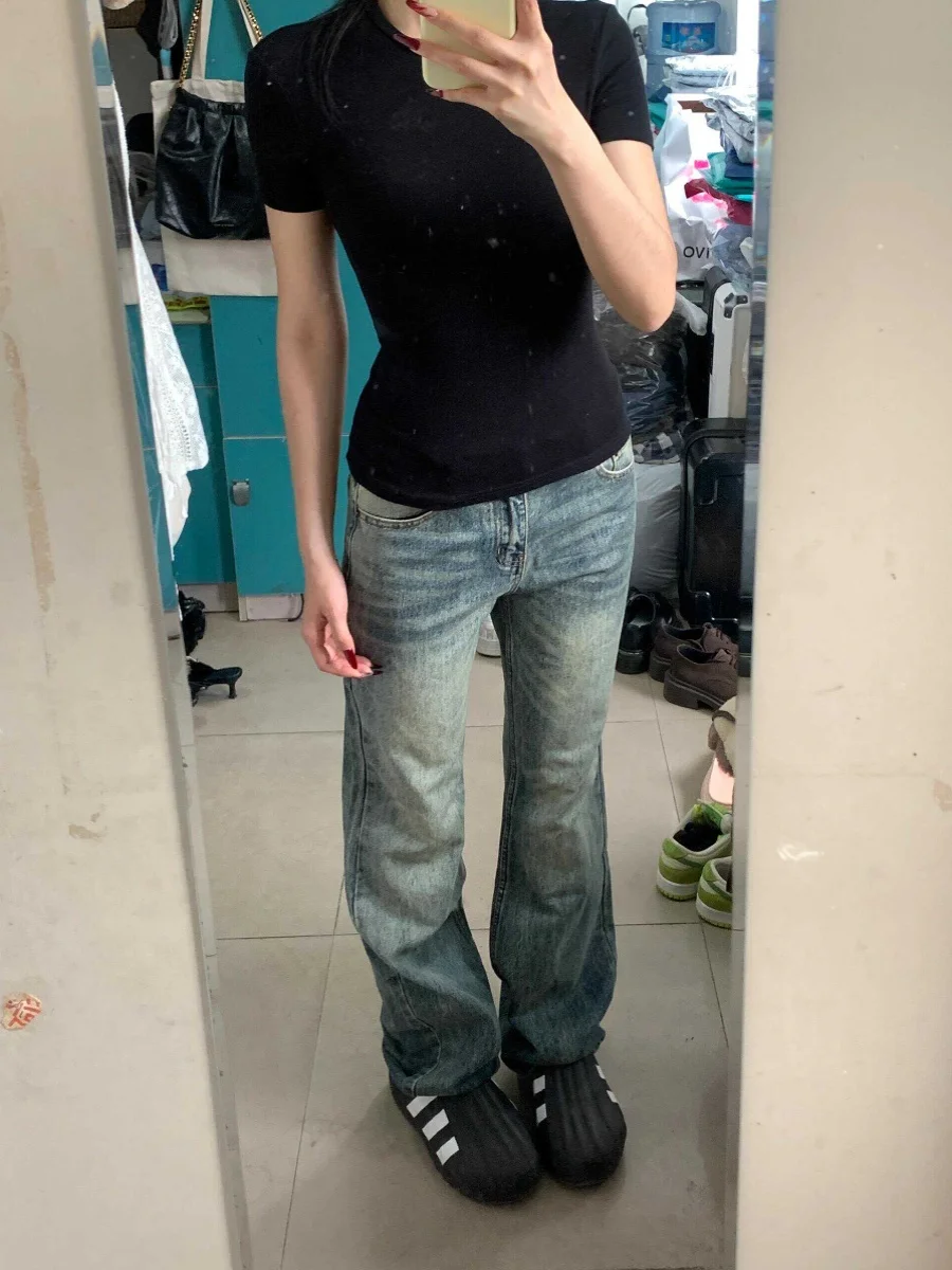 ロングブーツとショートパンツを組み合わせるなら、この1着が救う！