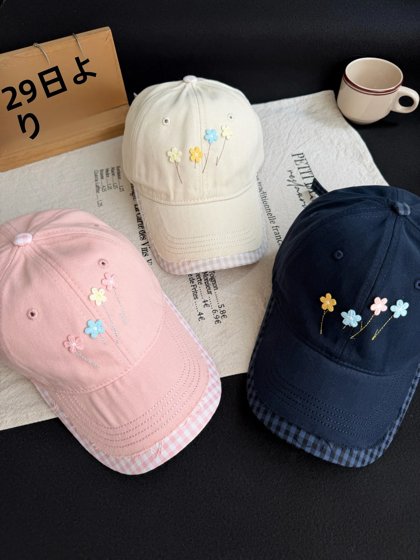 花刺繍のキャップ：カラフル・ユニセックス・広めのツバで季節を問わずスタイリング
