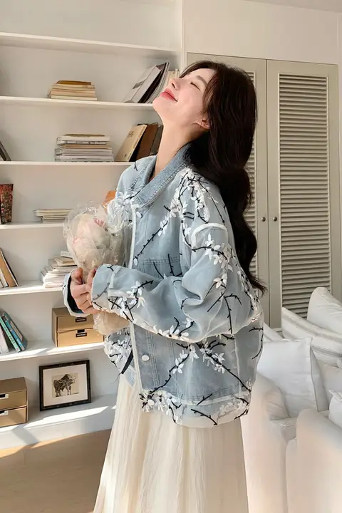 独特な刺繍デザインのデニムジャケット【秋用・女性・小柄対応】