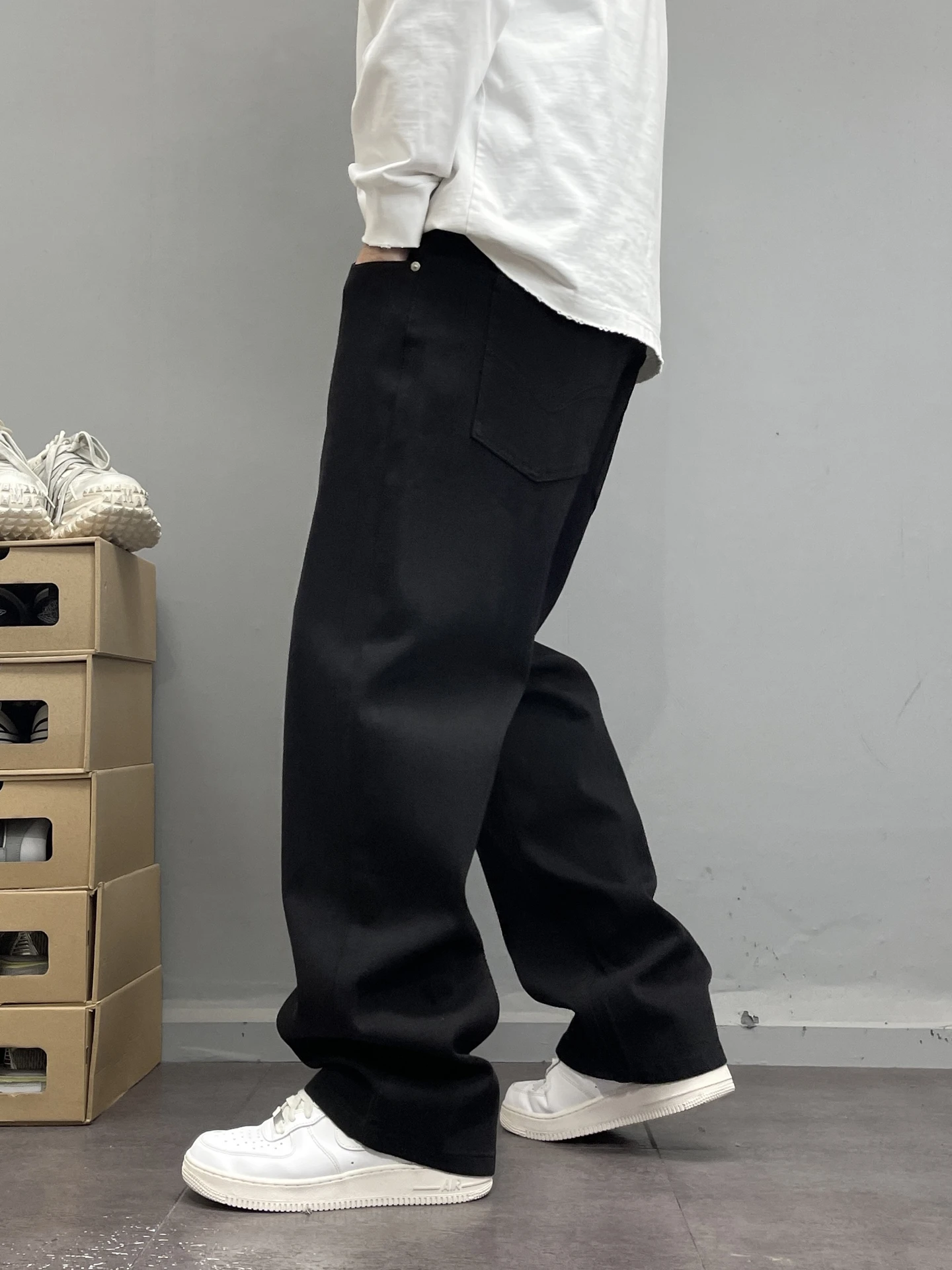 シンプルなブラックデニムパンツ：綿 ズボン メンズ としての着こなしと機能性の実証