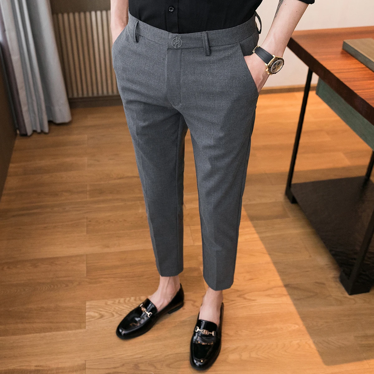 刺繍入り九分丈パンツ：ビジネスシーンで快適な夏用スタイルを実現