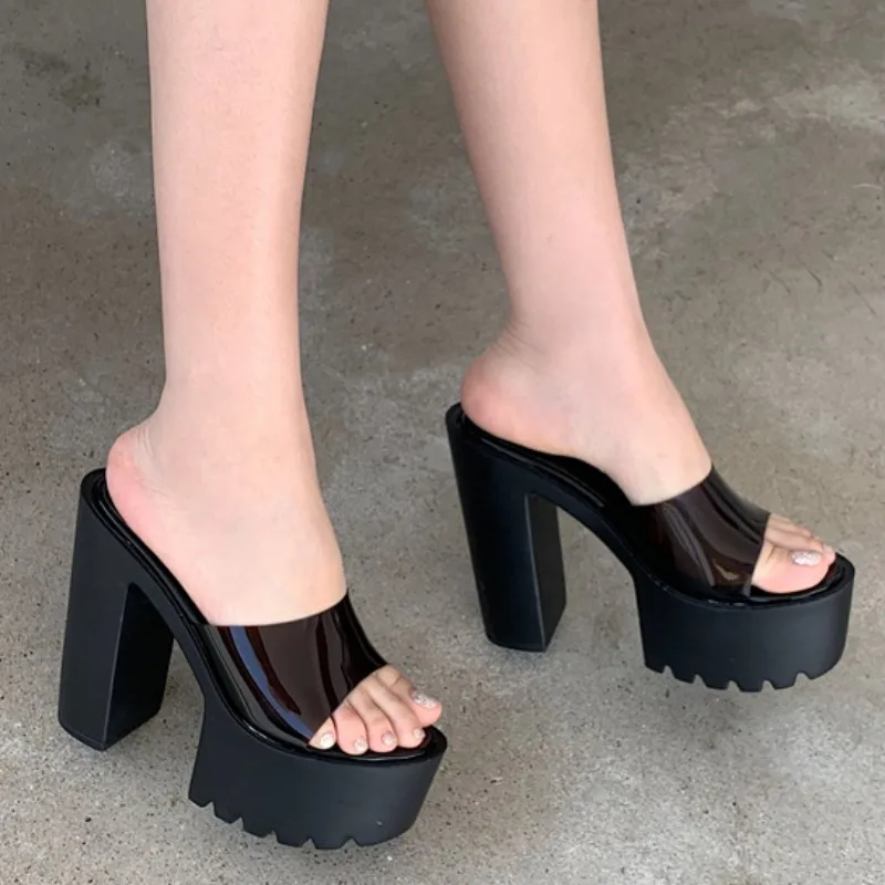 パカパカしないパンプスの選び方：透明ヒールクッションソールサンダルの実用性と素材特性