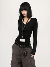 シンプルなVネック長袖ブラックTシャツ【女性用・秋冬・スリムフィット】
