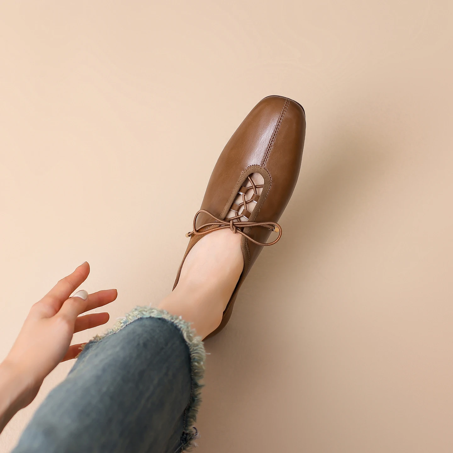 セパレート パンプスとは？レトロなデザインのクロスストラップローファーの実用性と使い方