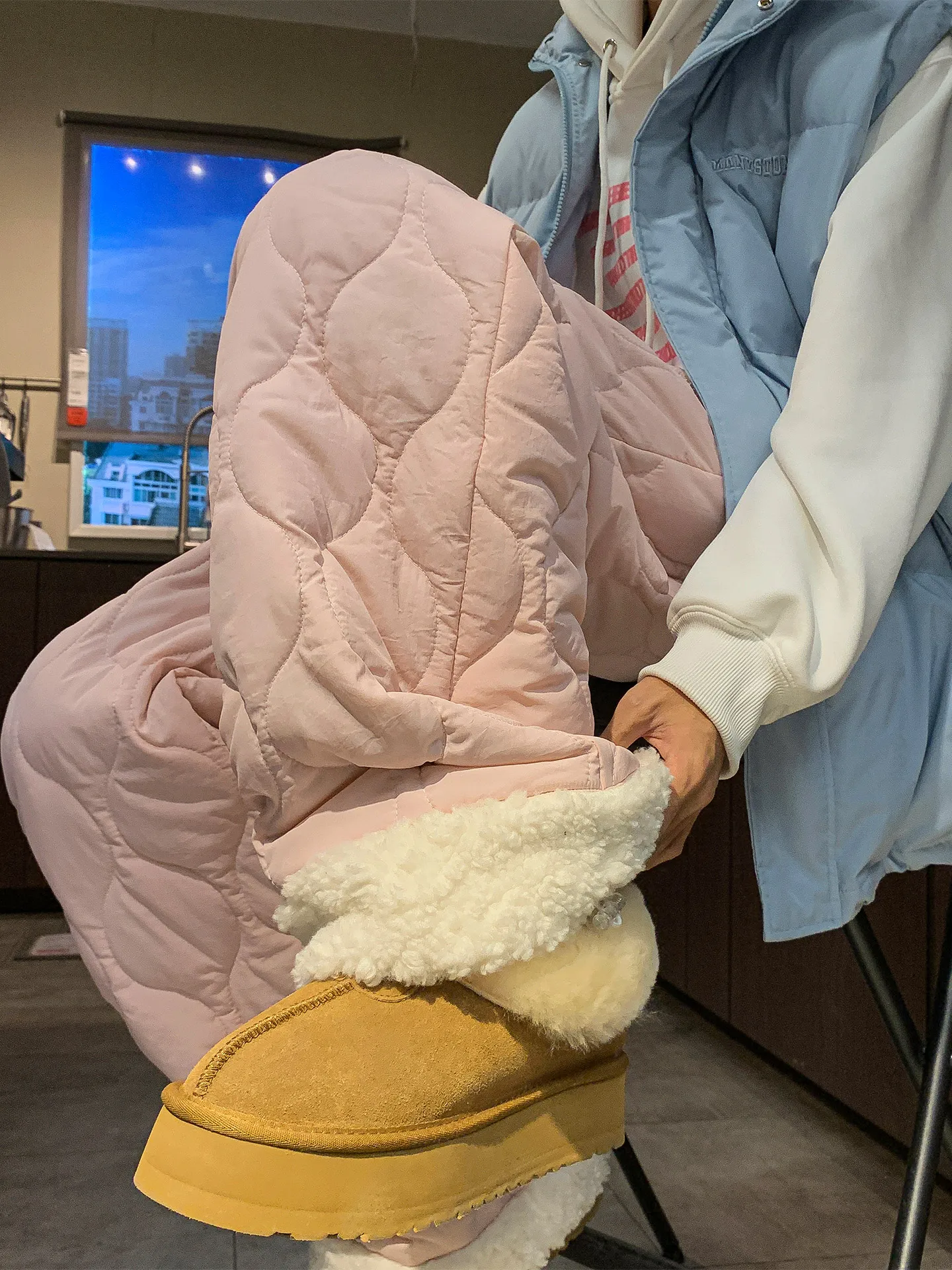 極上の柔らかさの羊毛ブレンド暖かいカジュアルワイドパンツ：冬用のゆったりデザインが実際の着用シーンでどう活用されるか