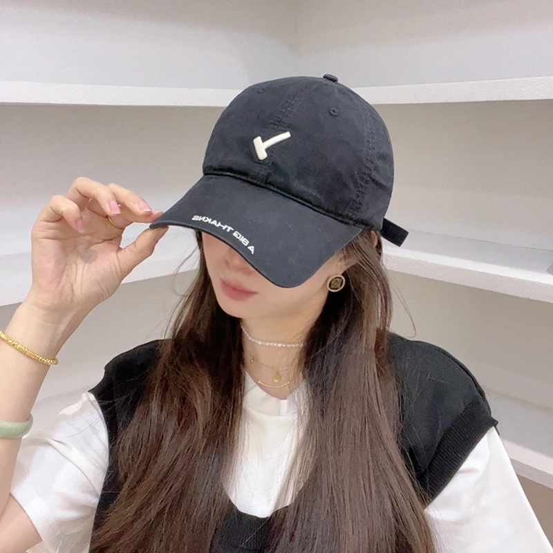 キャップ女子が選ぶ、冬の通勤と旅行で使える1本のベストアイテムは？
