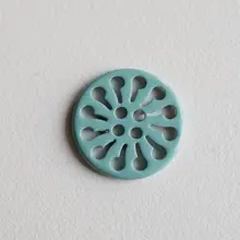 粉色ターコイズブルーコーティングの花輪形金属ボタン【穴あけ不要・18mm】