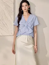 フレンチスタイルのリボン付きコットンVネックシャツ【夏用・ブルー・タイトフィット】