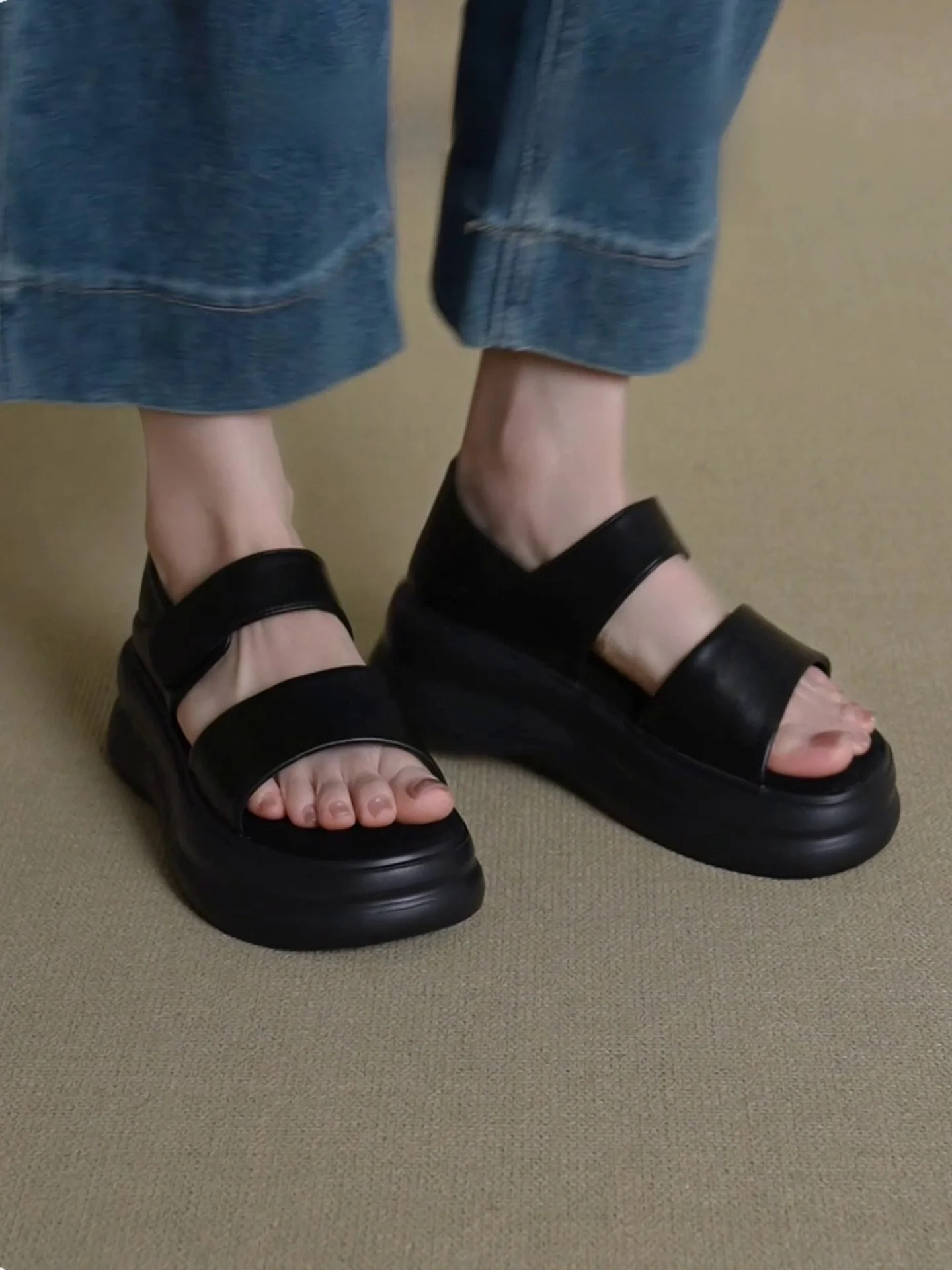 羊皮製の厚底サンダル：女性向けカジュアルスタイルの通気性と足への負担軽減