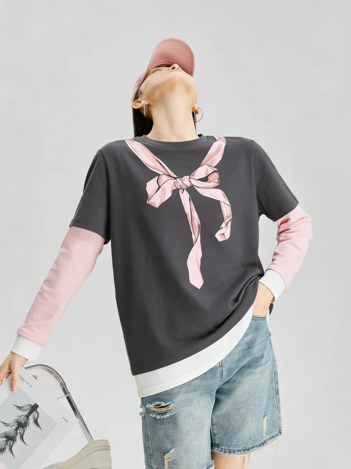 グレーとピンクのバイカラーリボンプリント長袖Tシャツ【デザイン性あり・スリムフィット】