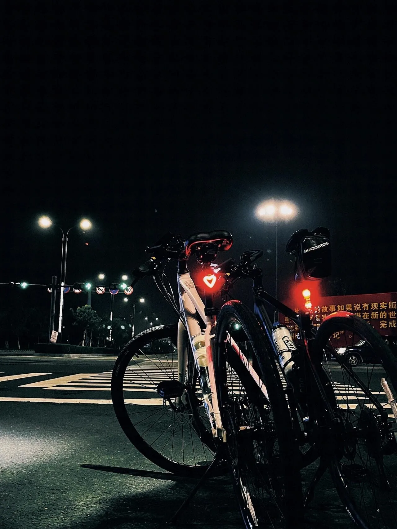 自転車用尾灯ハート型：夜間走行の安全性と点灯モードの実用性を解説