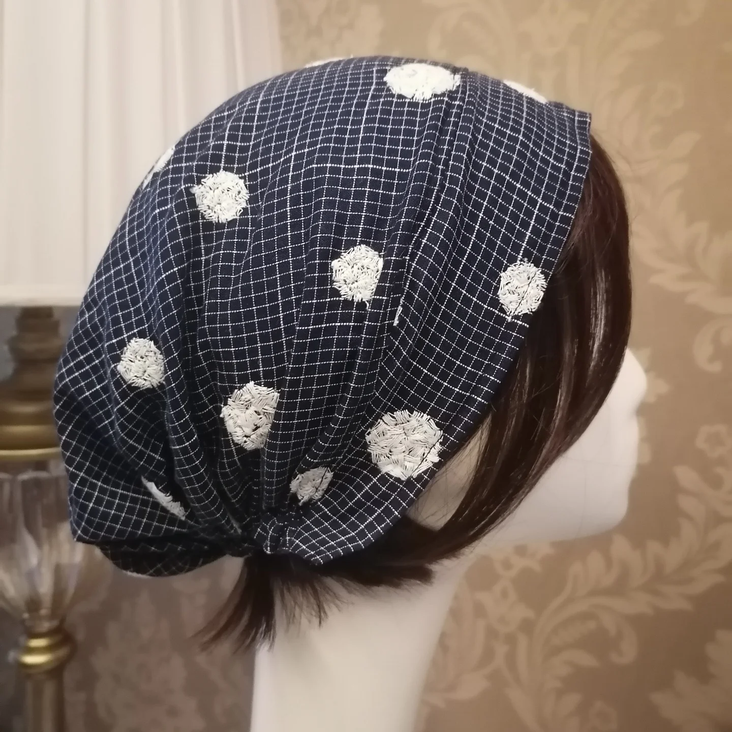 手刺繍のポンポンデザインビンテージ女性帽子：春夏ファッションに最適な個性的な包頭帽