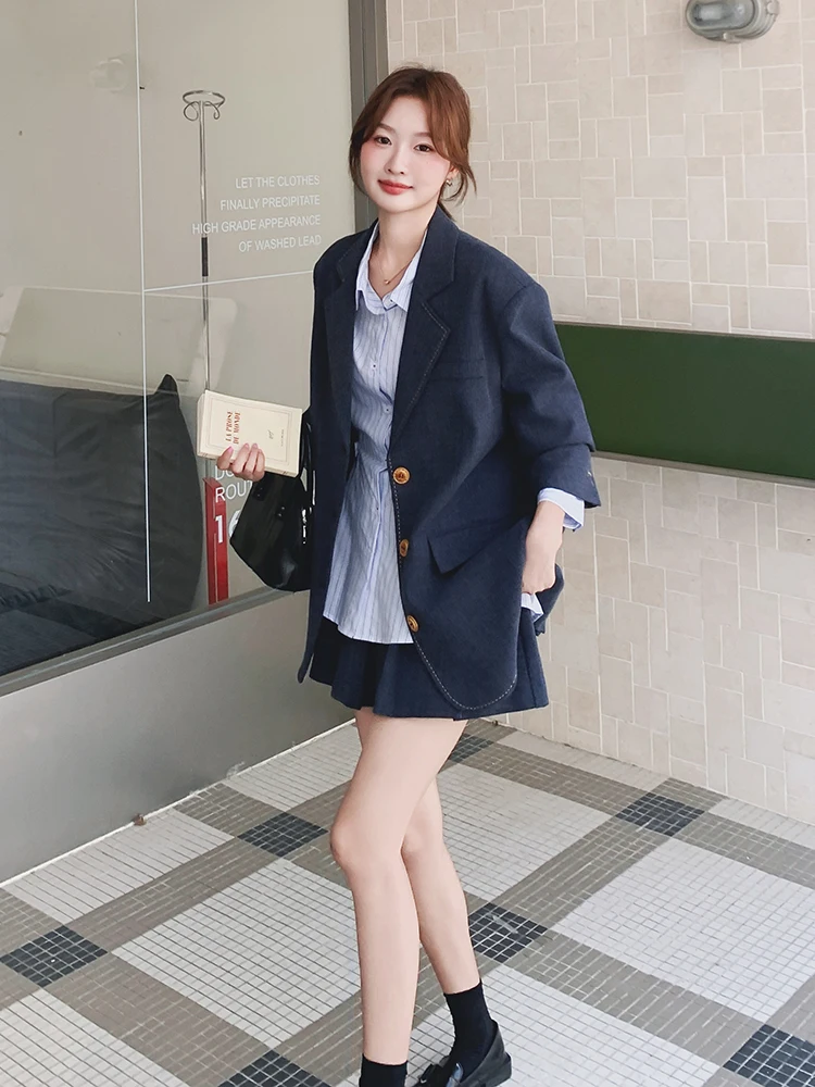 制服風コーデの取り入れ方は？厳選4選で、日常からオフィスまで自在に活用できる