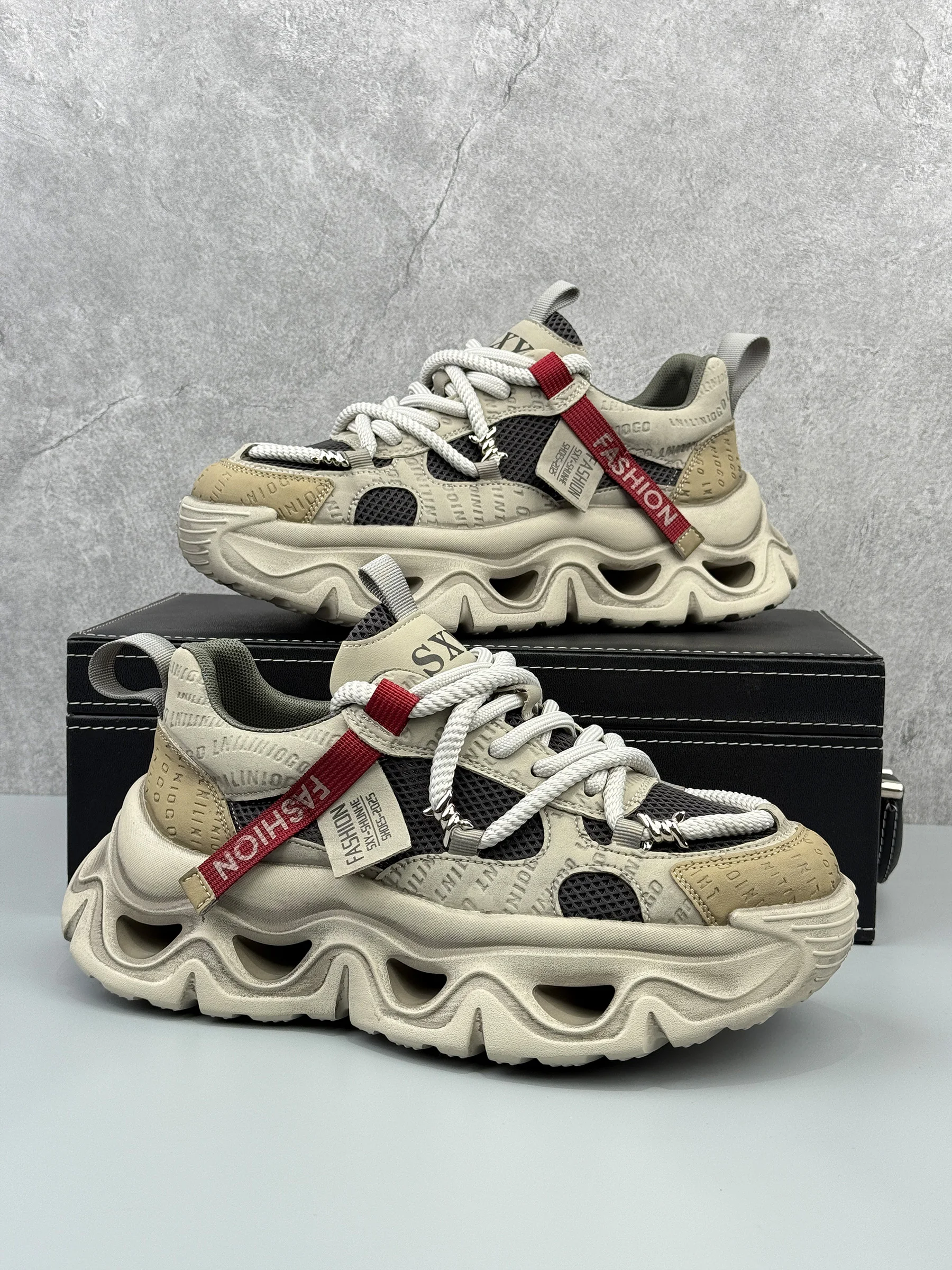 90s hiphop スニーカーのレトロデザインが復活する：UCoc メンズスニーカーの実用性とデザイン解析