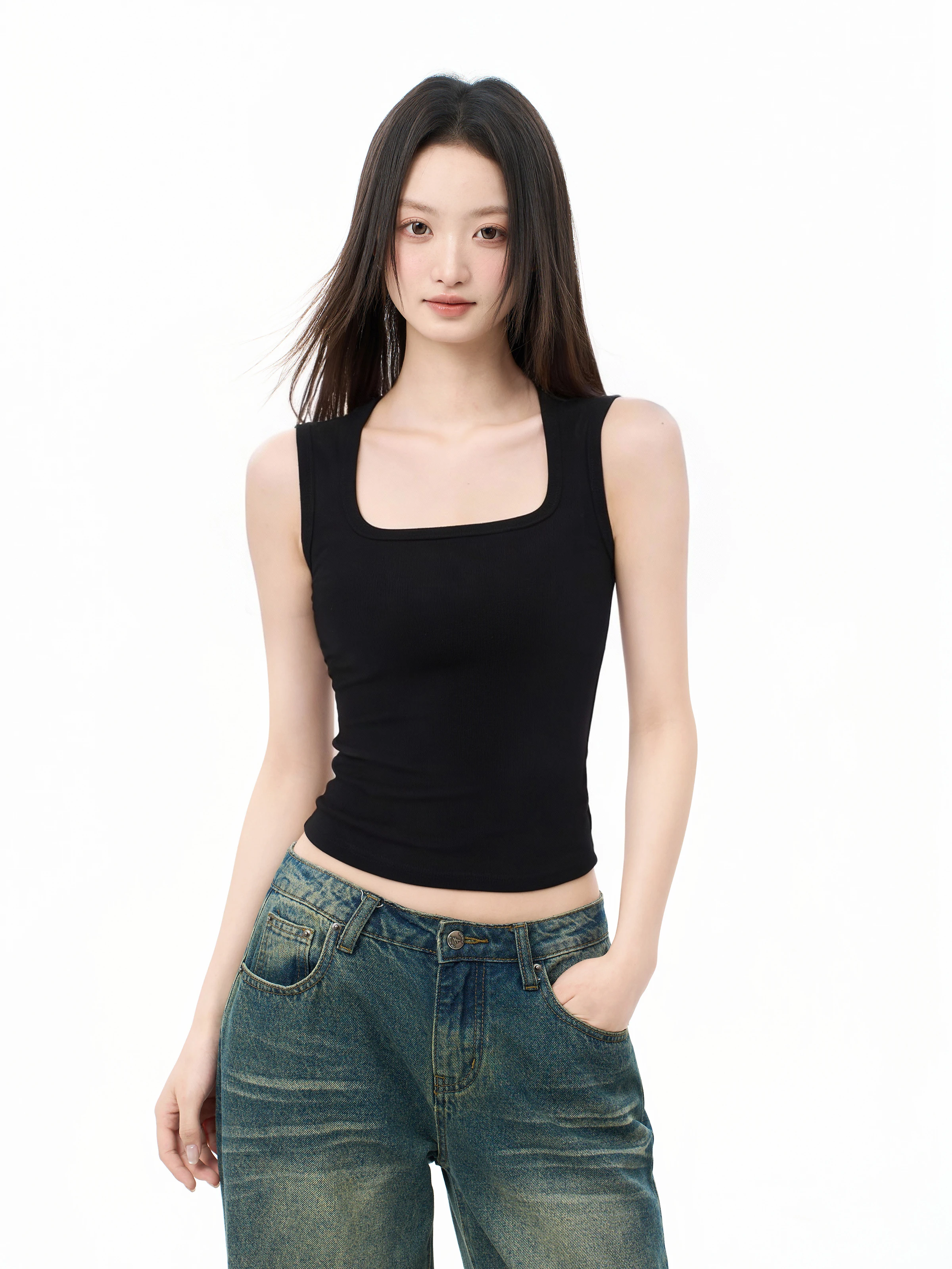 黒いスクエアネックストラップキャミソール：女性向け修身タイプのインナーとしての実用性とデザイン特性