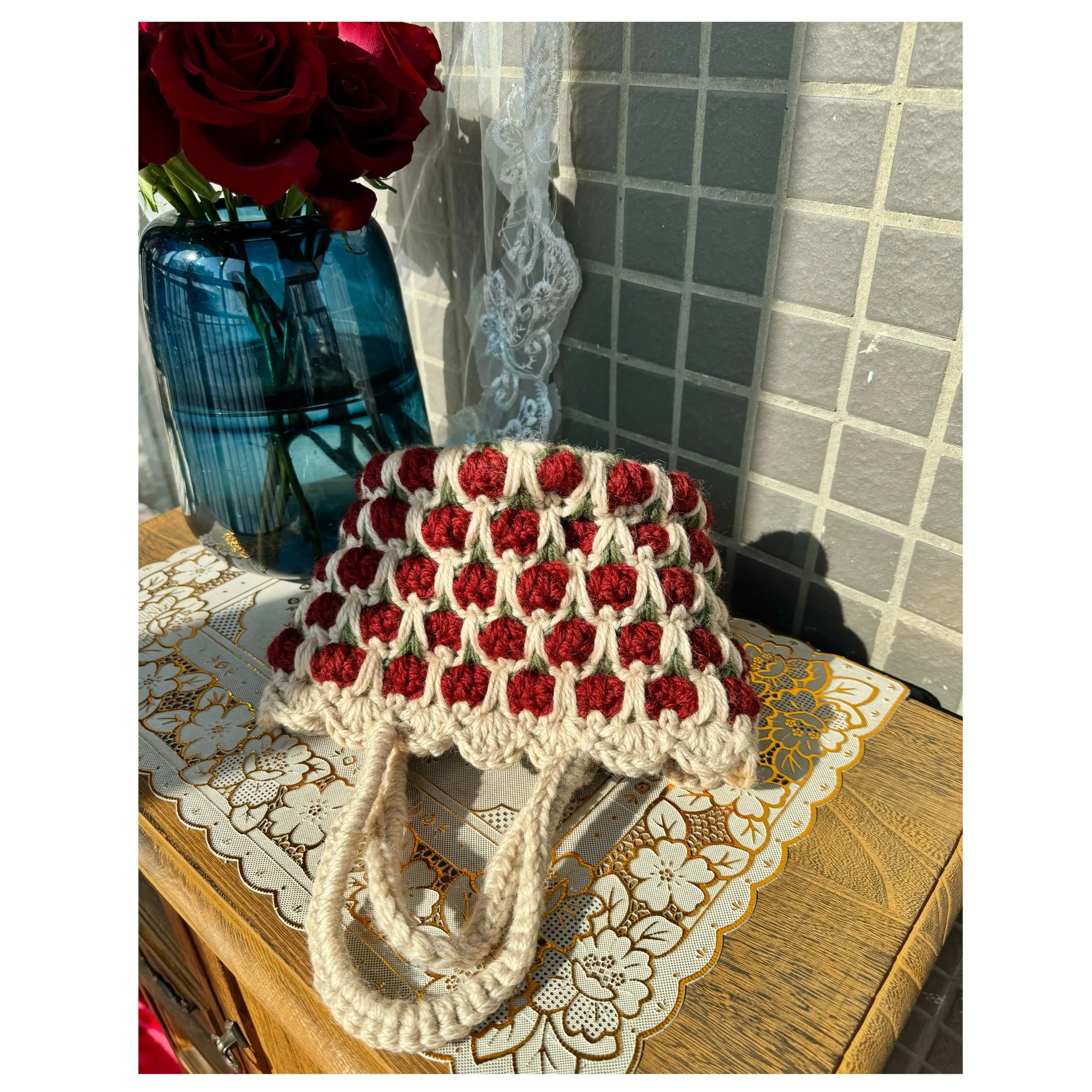編み込みトートバッグの特徴：アンティークダークレッドチューリップ毛糸バッグの実用性と使用シーン