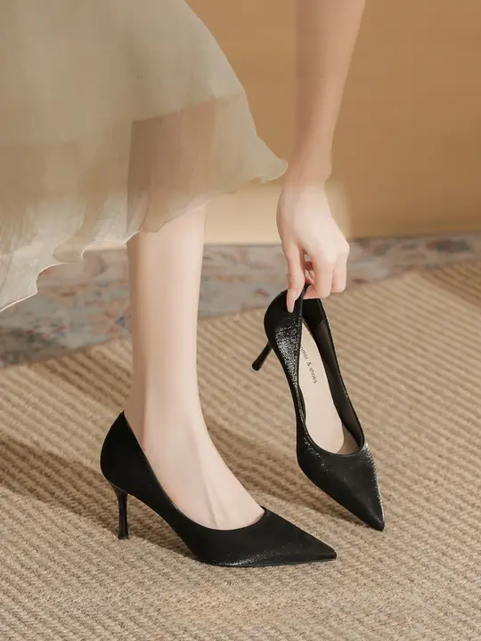 黒いサテン素材のハイヒール【パンプス・先細・ビジネススタイル・春秋用】