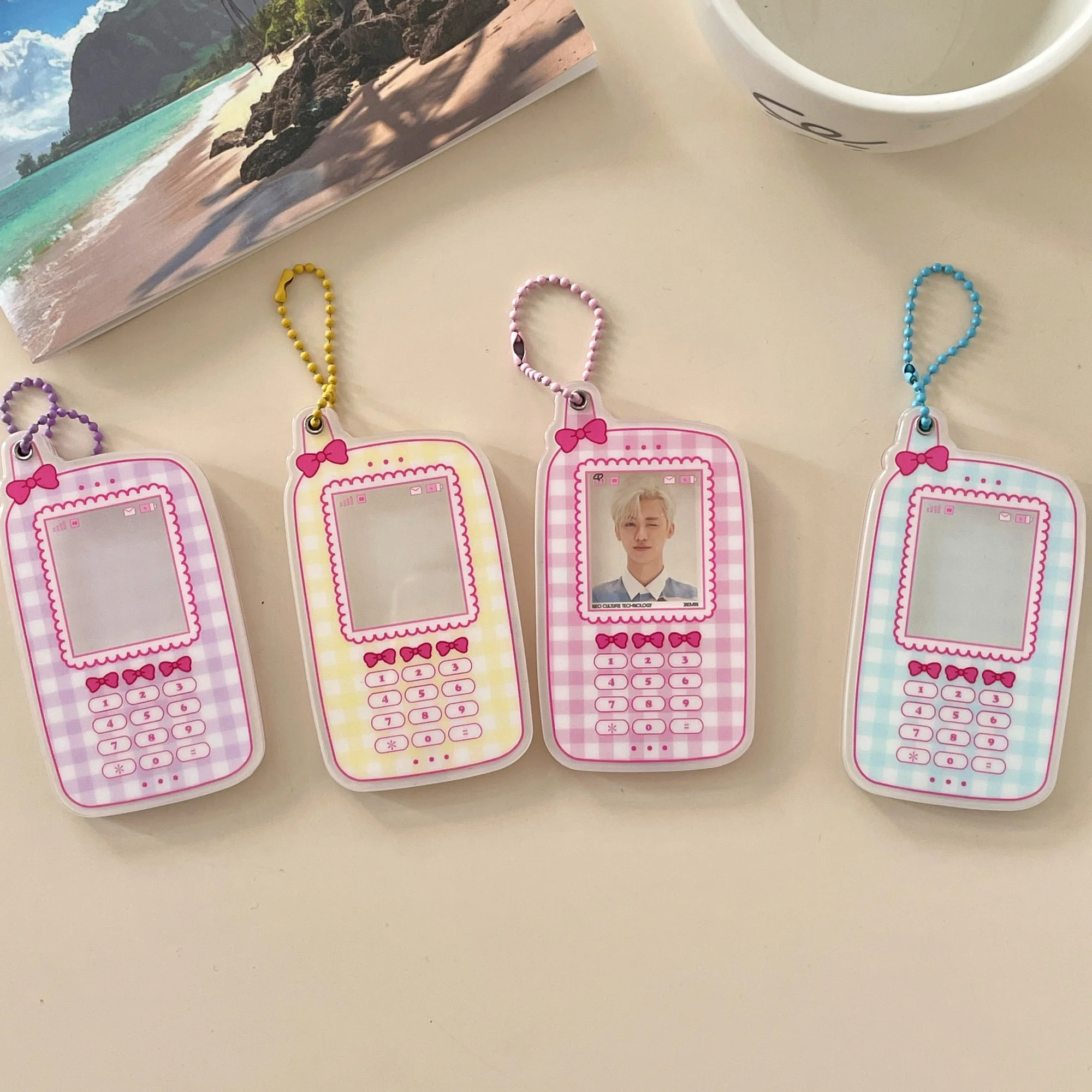 初期の携帯電話と現代のスマホを比べて、今こそ「キーホルダー型スマホフレーム」を選ぶべき理由は？