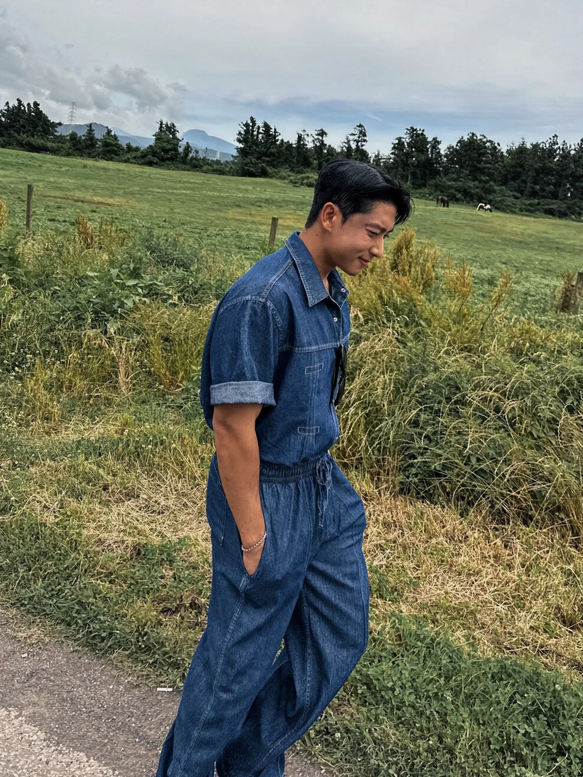 リメイクデザインのショートスリーブデニムシャツとヴィンテージ風ワイドレッグパンツの色・生地・着用シーン