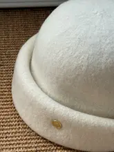 レトロデザインのウール混紡フェルトハット【秋冬・白・金属バックル付き・女性用】