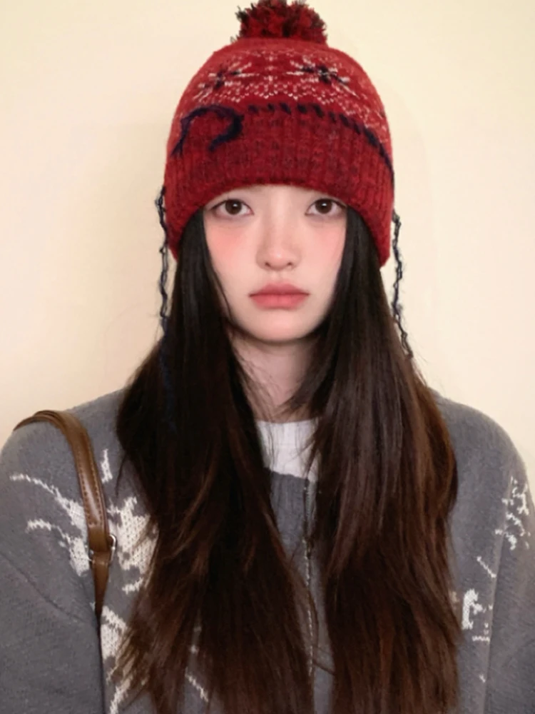 ニット帽をどう選ぶ？赤い雪花模様のボンボン付きニット帽が今、なぜ注目されているのか