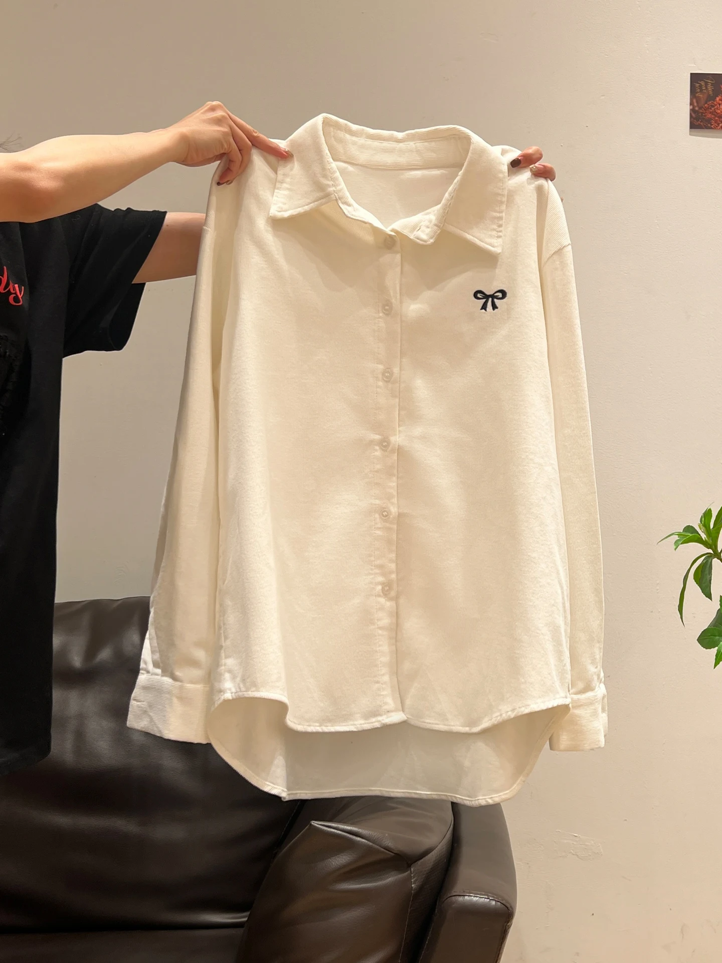 リボン刺繍の長袖ポロシャツ：カジュアル通勤服としての実用性と季節別着用パターン