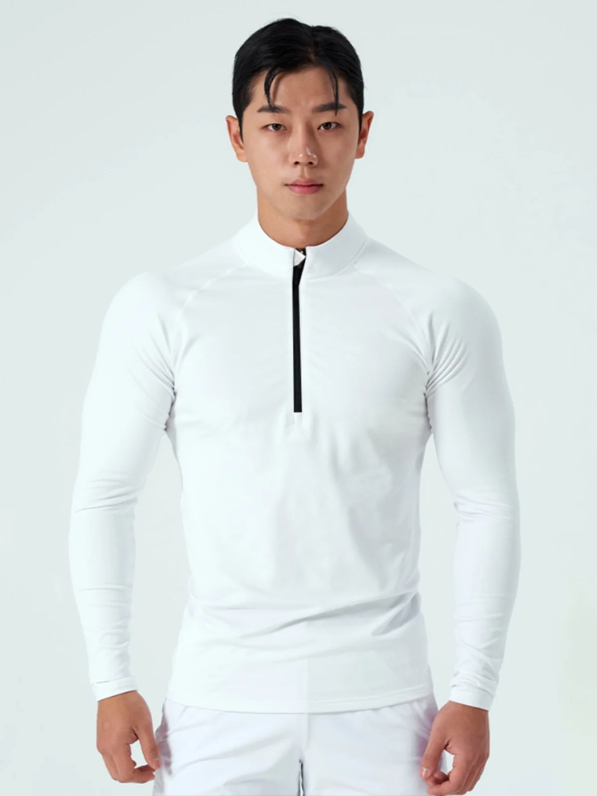 ストリートファッションの本質とは？ハイネックTシャツが支えるスタイルの秘密