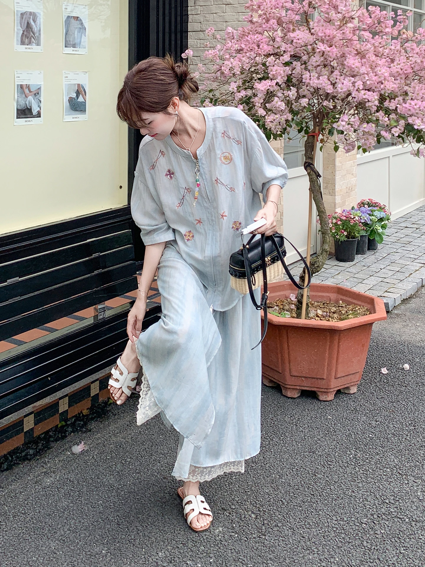 2026春ファッションで迷うなら、この「ブルーの法式刺繍トップスとワイドパンツ」がベスト？