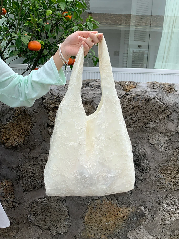 レースデザインのワンショルダーバッグ：アシンメトリーバッグとしての機能と日常使いの実態