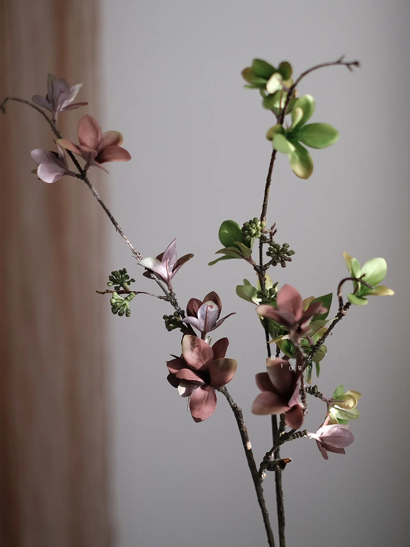 リアルな造花の果実付きブランチ装飾：輕奢風のリビング・ダイニングに最適なスタイル